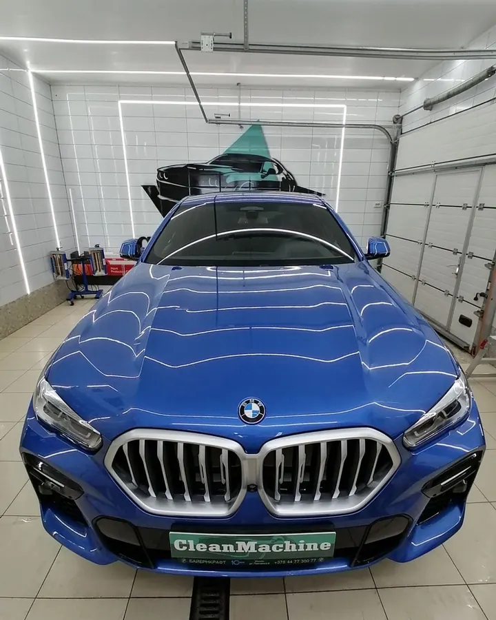 Синий BMW X6 у бокса CleanMachine, вид спереди