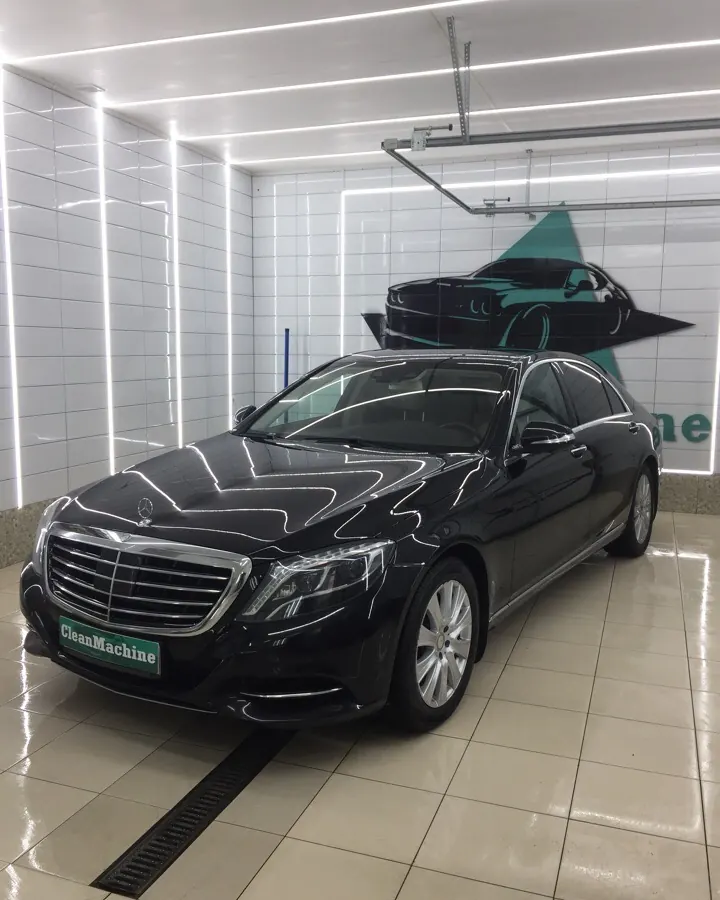 Чёрный Mercedes S-класса в боксе CleanMachine