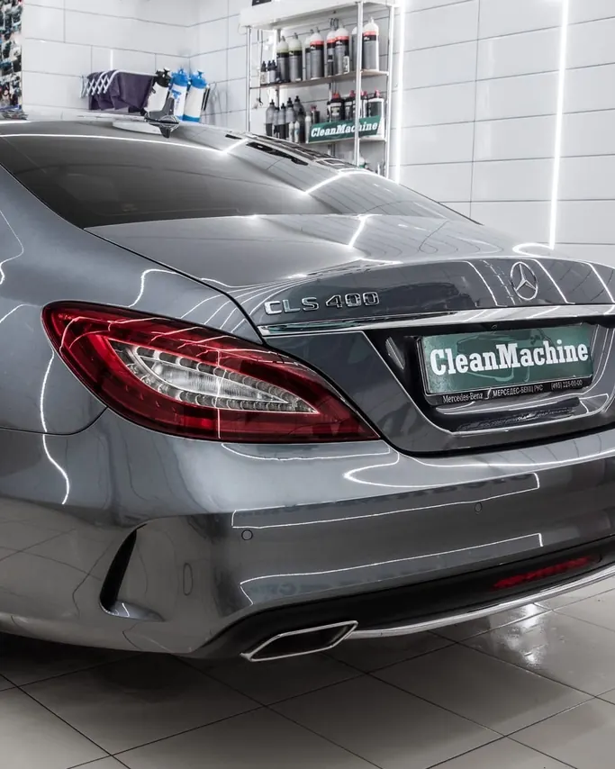 Серый Mercedes CLS у бокса CleanMachine, вид сзади