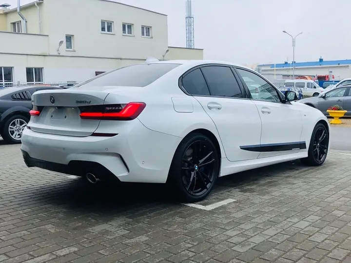 Белый BMW 3 серии, седан, вид сзади